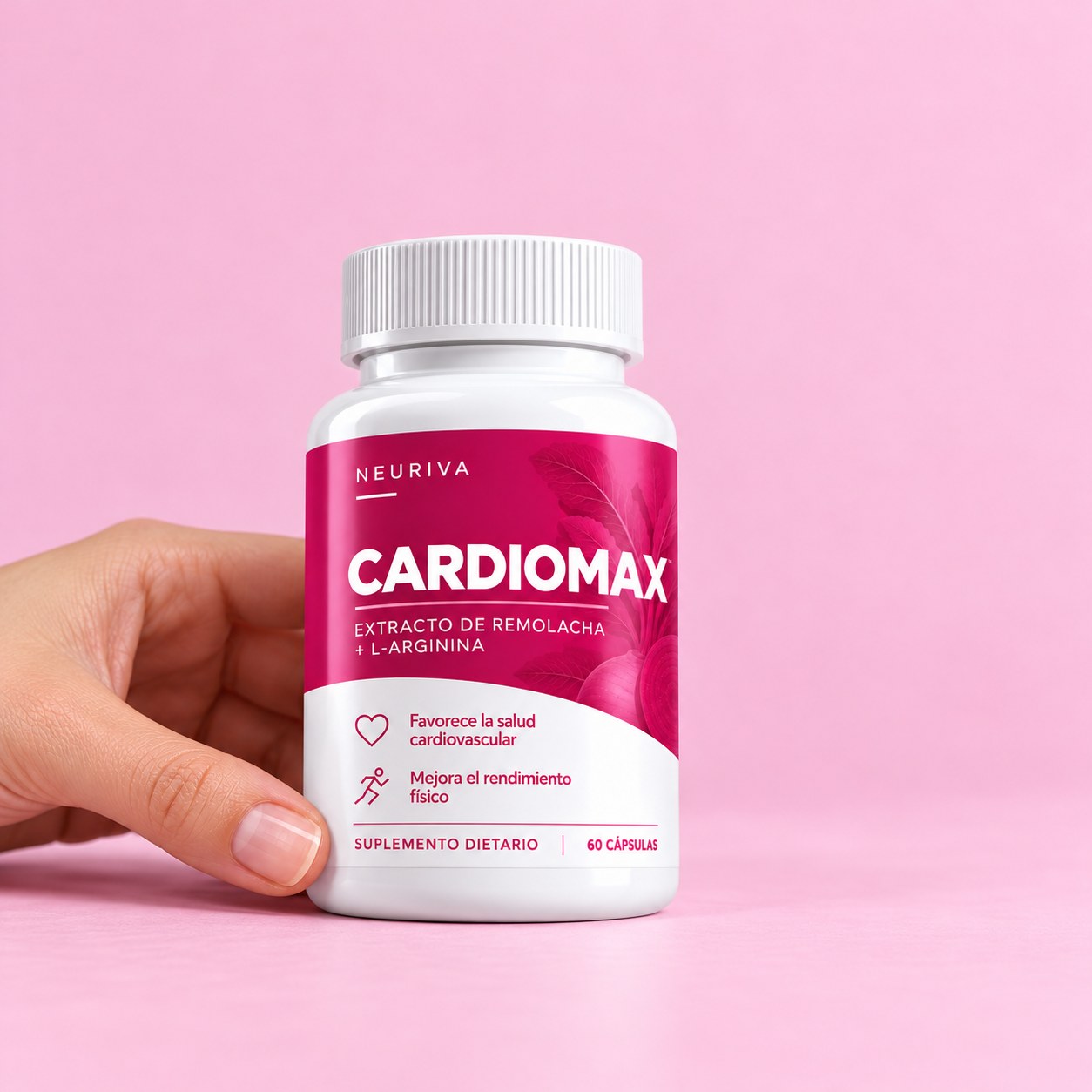 Frasco de CARDIOMAX sostenido por una mano sobre fondo rosa