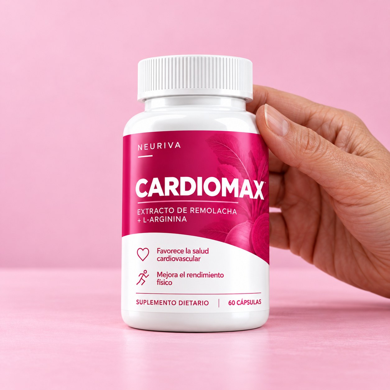Frasco de CARDIOMAX sostenido con una mano sobre fondo rosa