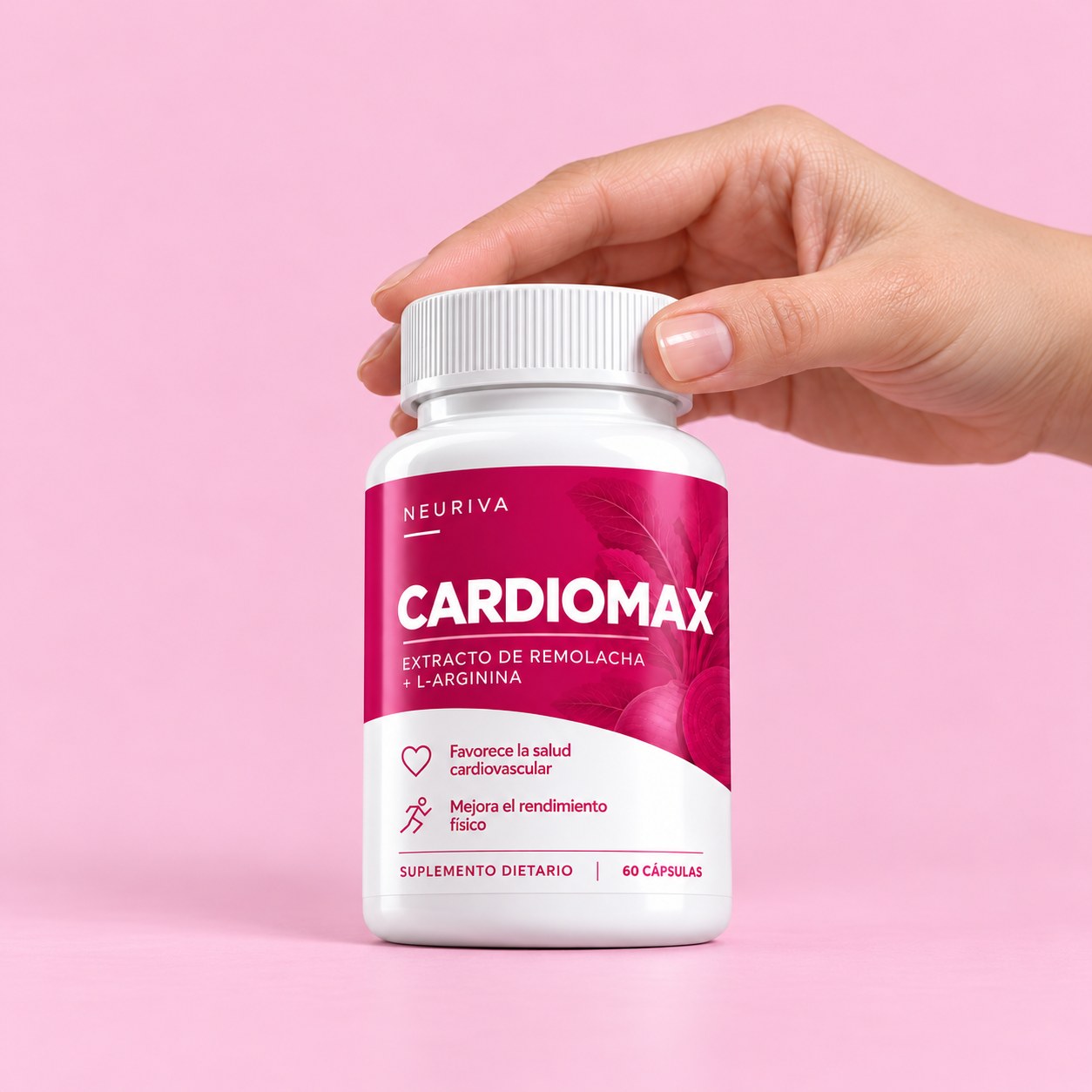 Frasco de CARDIOMAX sostenido por una mano sobre fondo rosa